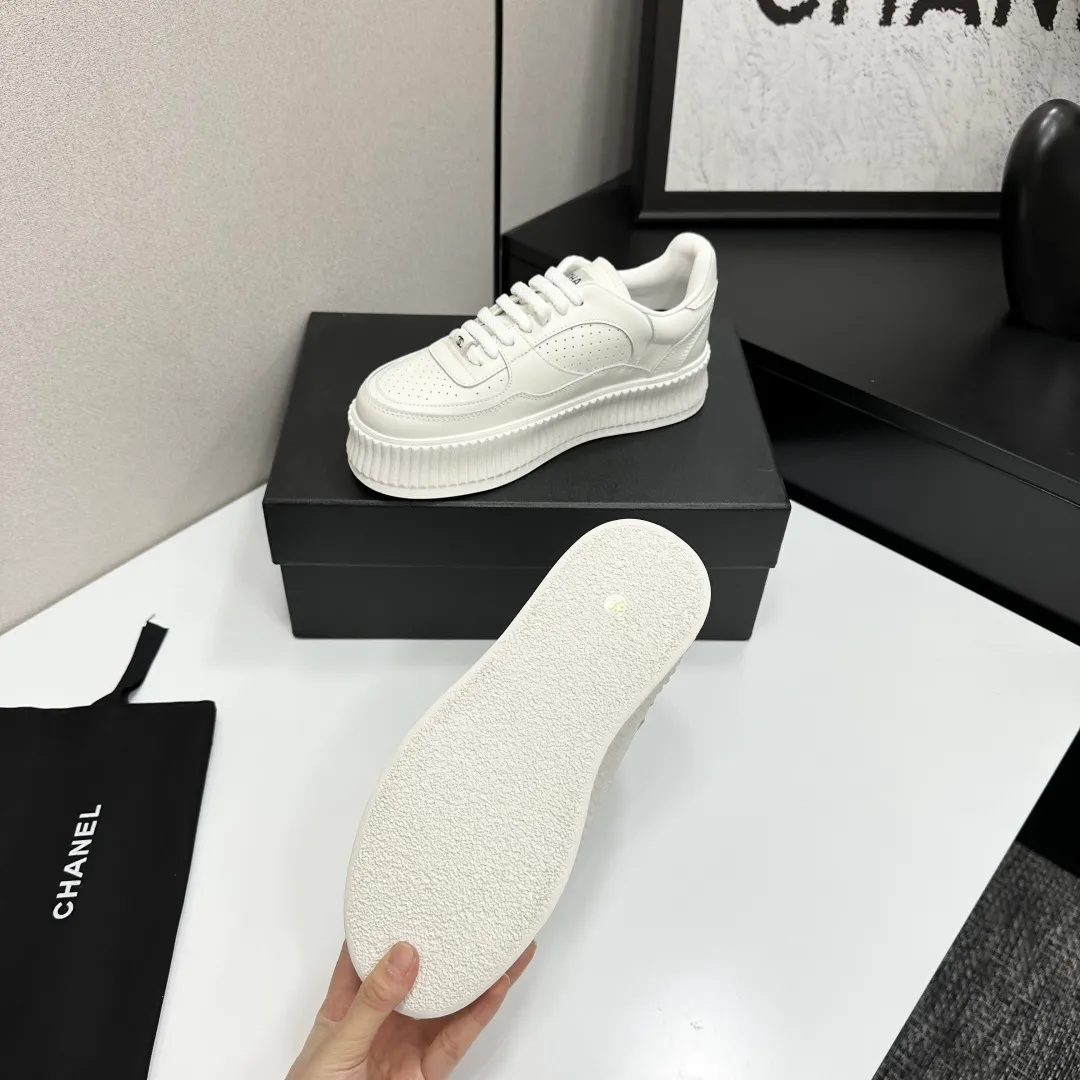 👟👟Ex-factory price 560👟👟Chanel Panda Shoes! 2025 counter's top casual sports shoes. This classic design; the upper is electro-embroidered with a variety of techniques; the outsole is fashionable and sporty; the unusual inclusion of a variety of color matching elements... The diversified mix and match is very good-looking and versatile, and can be used for leisure, fashion, sports, and outdoor... ꫛꫀꪝ Go➫ Materials: ❶Upper made of: original imported first-layer silk cowhide + original waterproof cloth + original first-layer cowhide ❷Inner lining: Breathable mesh ❸ Outsole based on: original TPU combination outsole, full set of boutique packaging for women 35–41